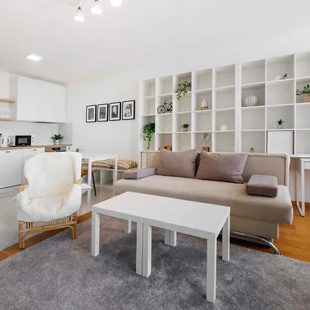 Panta Rhei With Free Parking *